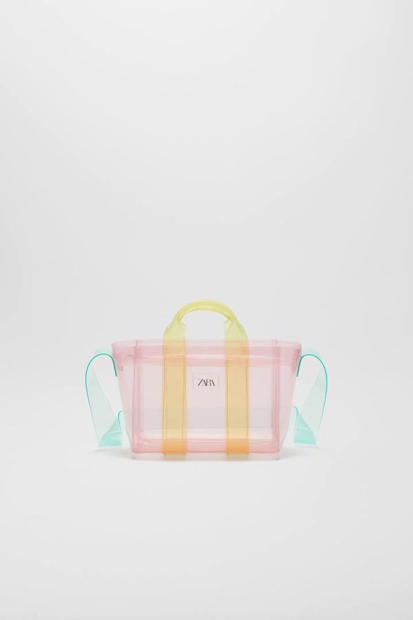 Este original bolso de vinilo transparente en tonos pastel (17.95 euros).