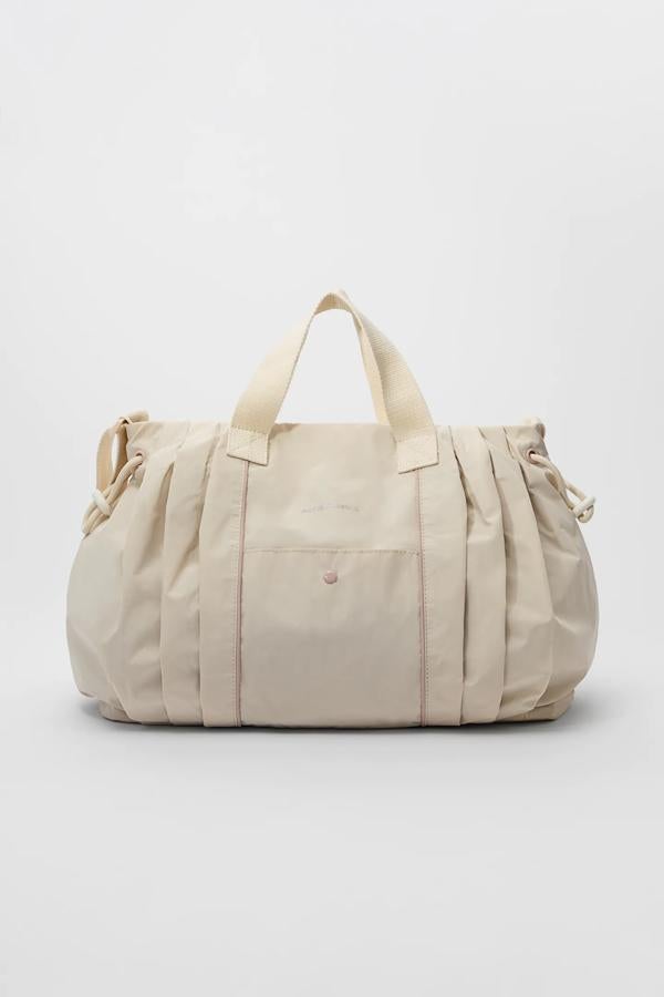 Esta maxi bolsa, perfecta para ir al gimnasio o llevar todo lo que necesitéis tu hija y tú cuando salgáis de casa (27.95 euros).