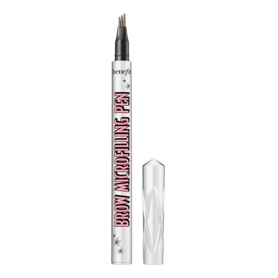 El  Brow Microfilling Pen de Benefit  (27,99 euros) crea 3 líneas ultrafinas de un solo trazo. Su fórmula en tinta translúcida se mimetiza con el pelo y tono natural de la ceja para un resultado increíblemente natural.