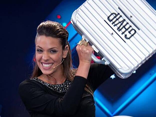 Posando con su maletín de ganadora de 'GH VIP'.