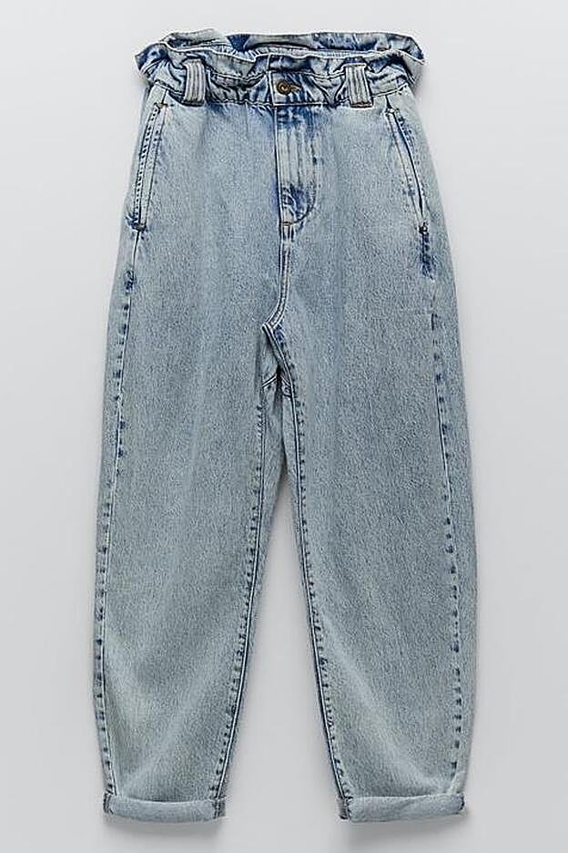 Pantalones vaqueros de talle alto, de Zara (25,95 €).
