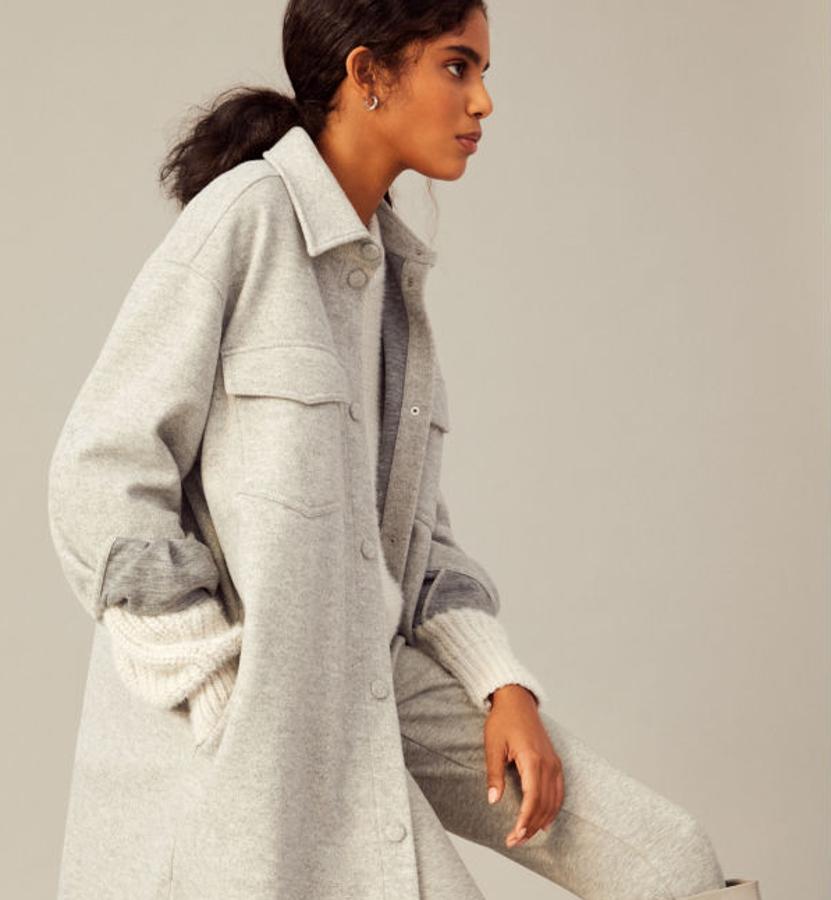 Las sobrecamisas son la prenda del entretiempo por excelencia este 2020 y esta nueva colección de H&M las tiene muy en cuenta. Esta es más larga de lo habitual, con los botones forrados y en un tejido calentito que nos recuerda al forro polar. Su precio es de 29,99 euros.