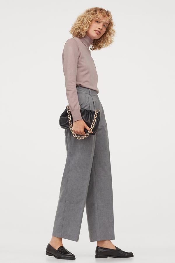 Si buscas unos pantalones de vestir, estos de corte amplio son perfectos y pegan con todo. Y en uno de los colores de moda del otoño, el gris. Se venden por 29,99 euros en la nueva colección de H&M.
