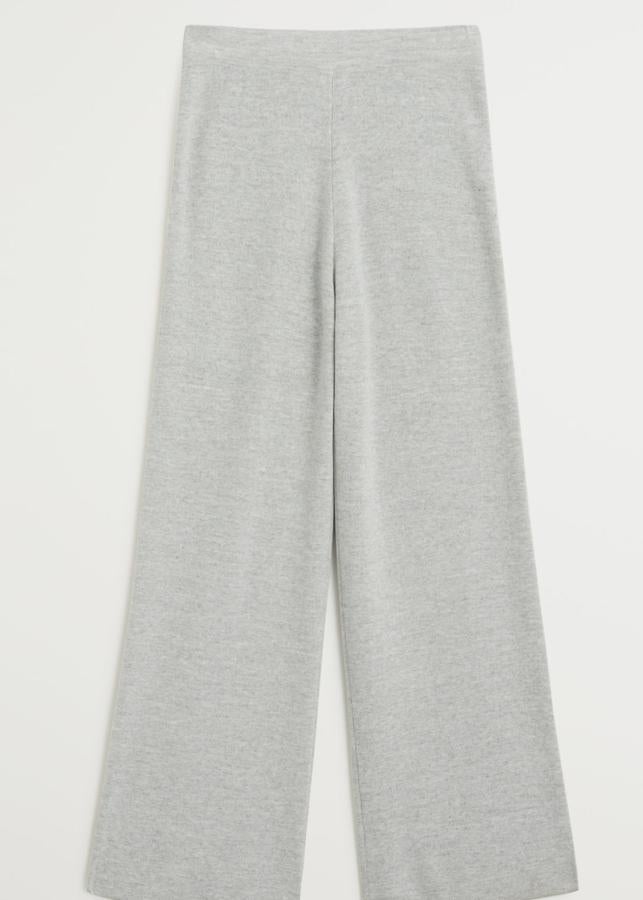 En punto de canalé, este pantalón gris con diseño recto y cintura elástica es de Mango y tiene un precio de 29,99 euros.