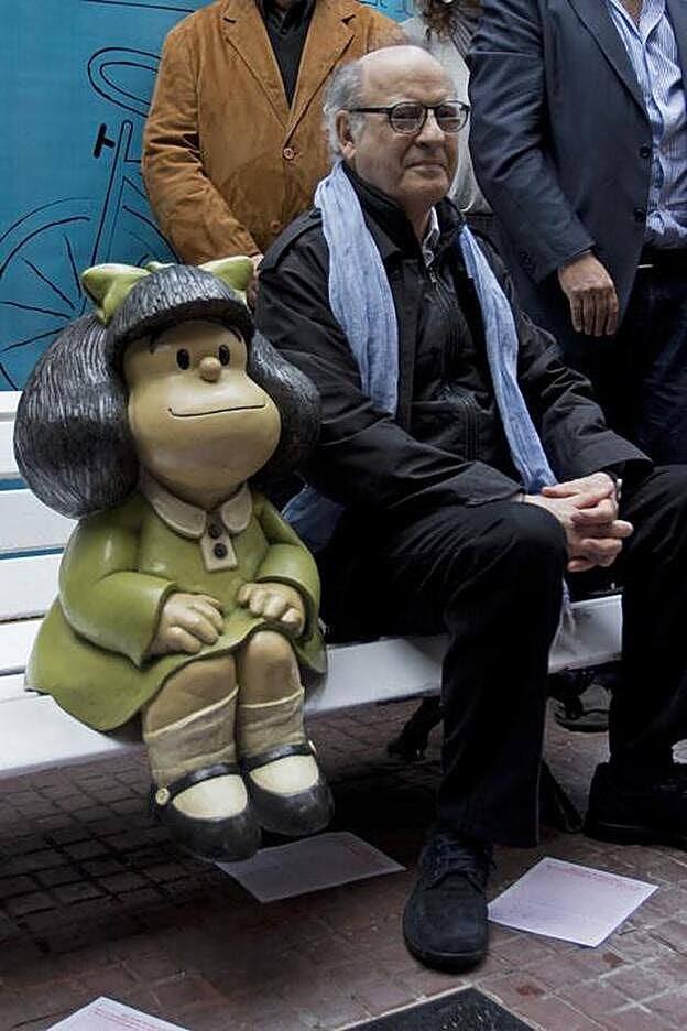 Quino y Mafalda, en el 50 aniversario de la creación del personaje celebrado en 2014 en Buenos Aires, donde se encuentra el famoso banco con una escultura de la famosa niña.