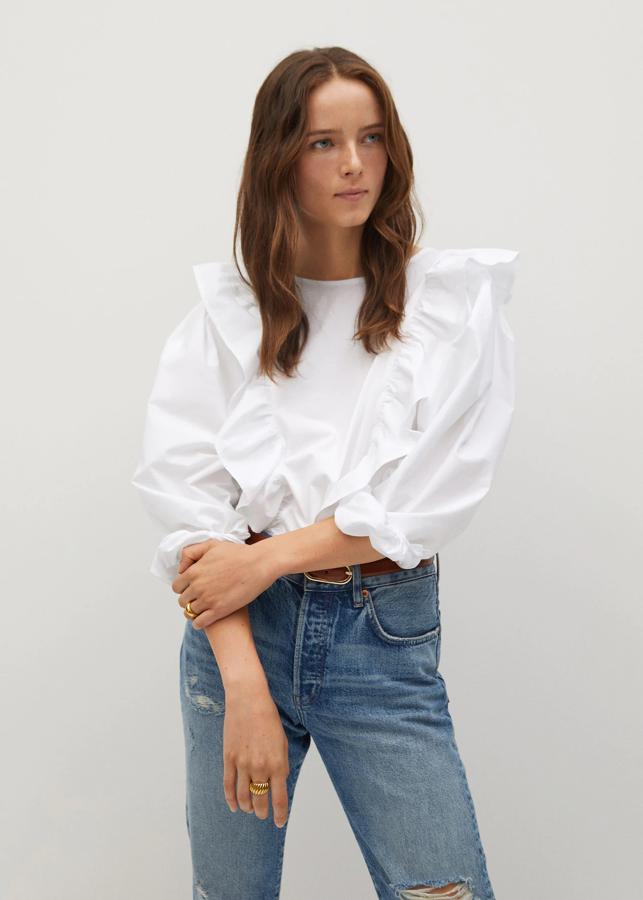 Una blusa blanca siempre es bienvenida en el fondo de armario, y esta con volantes de las rebajas mid season de Mango pasa de 25.99 a 19.99 euros.
