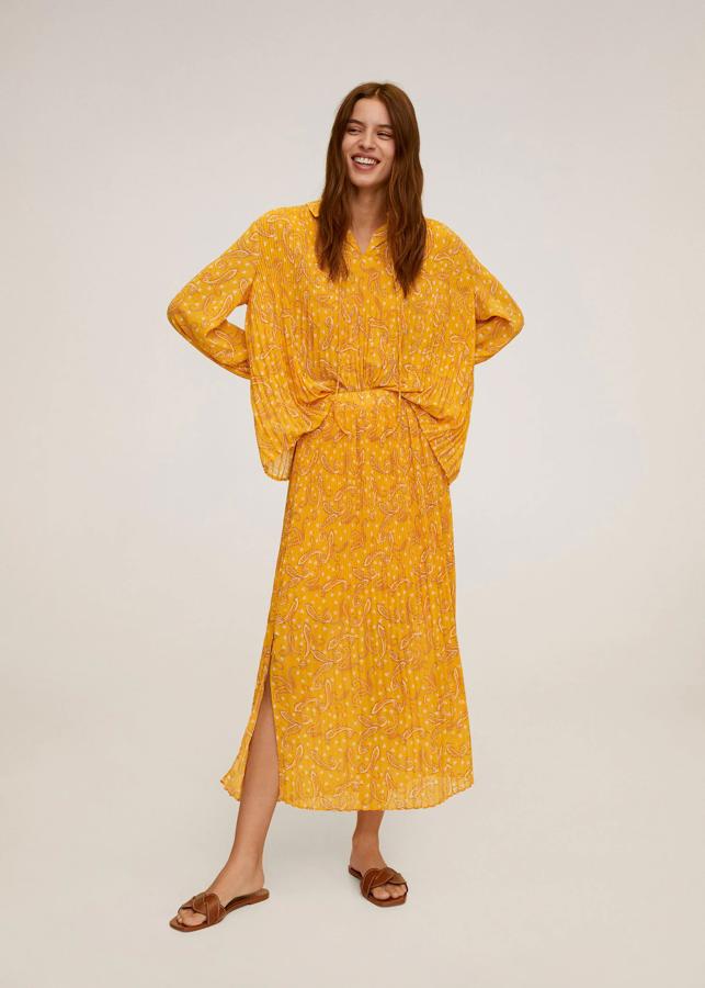 Este conjunto en color curry con estampado paisley pasa de 39.99 a 27.99 euros cada pieza en las rebajas mid season de Mango.