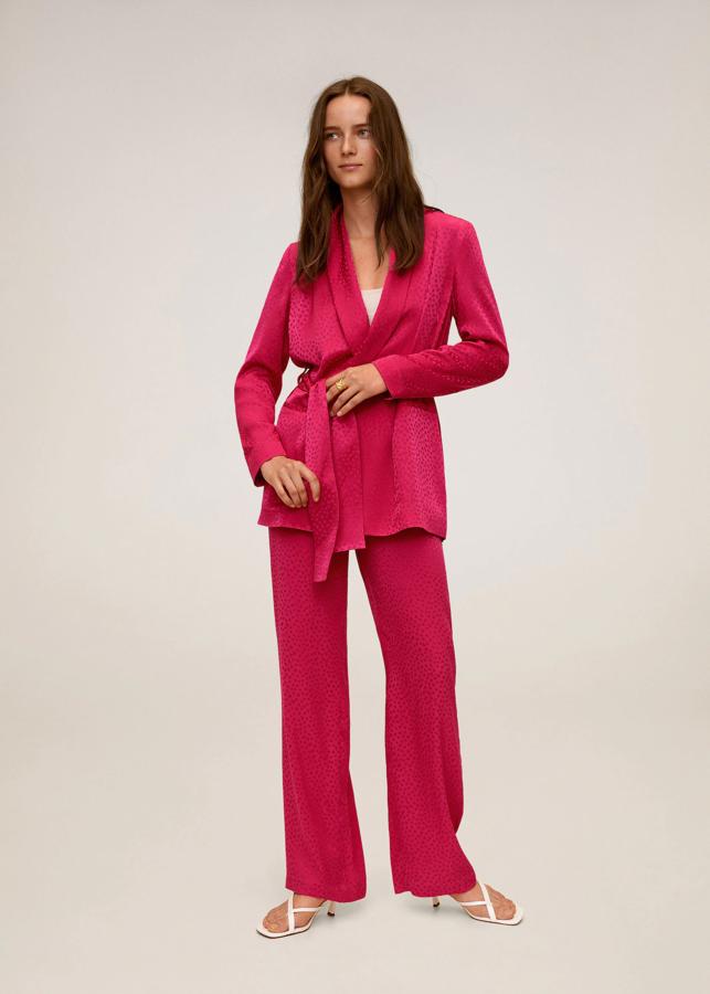 Uno de nuestros flechazos de las rebajas mid season de Mango es este dos piezas en satén fucsia estampado: la chaqueta con lazada pasa de 59.99 a 39.99 euros y los pantalones fluidos, de 39.99 a 29.99 euros.