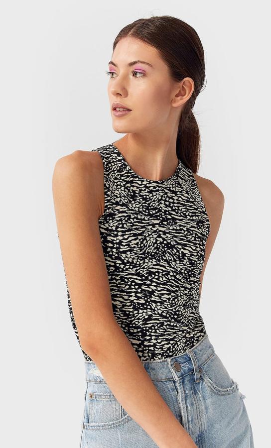Con estampado en blanco y negro, este body con cuello halter cuenta con cierre en el bajo mediante botones a presión. Tiene un precio de 12,99 euros.