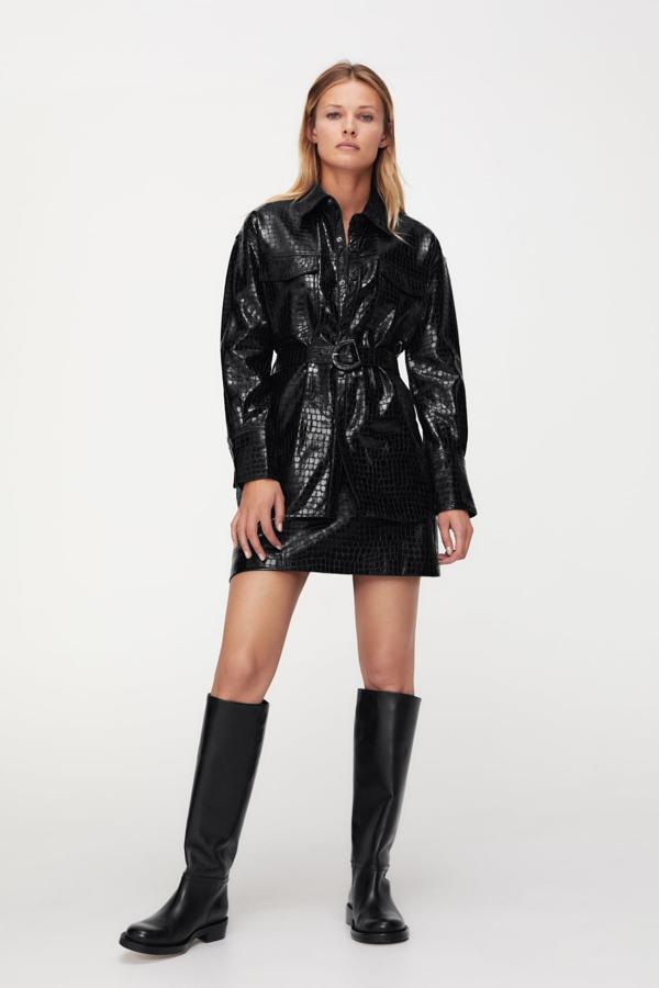 De efecto cocodrilo, con cinturón a juego, de Zara (39,95 €).