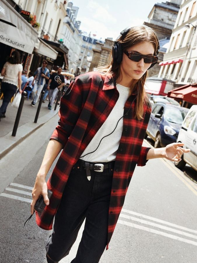 Para conseguir un look urbano con toques grunge, nada mejor que unos vaqueros pitillo negros (estos de Mango cuestan 25.99 euros) combinados con una camiseta básica blanca (o una de tu grupo de música favorito) y una sobrecamisa de cuadros (esta, 39.99 euros en Mango),  otra de las prendas clave que vuelven este otoño-invierno .