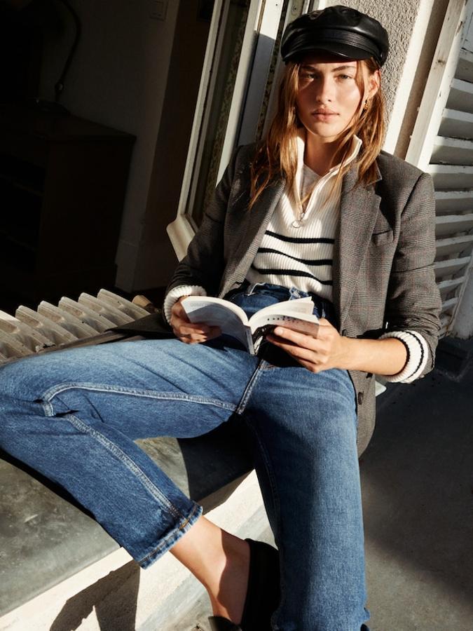 Nos teletransportamos a orillas del Sena con este sofisticado look que derrocha ‘allure parisienne’ en cada detalle: desde los vaqueros ‘mom fit’ (29.99 euros) al jersey de rayas marineras (29.99 euros), la blazer de espiguilla (59.99 euros) o la gorra (15.99 euros).