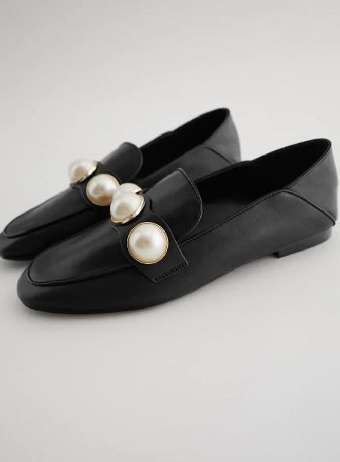 Mocasines negros con perlas, de Zara (29,95 euros).