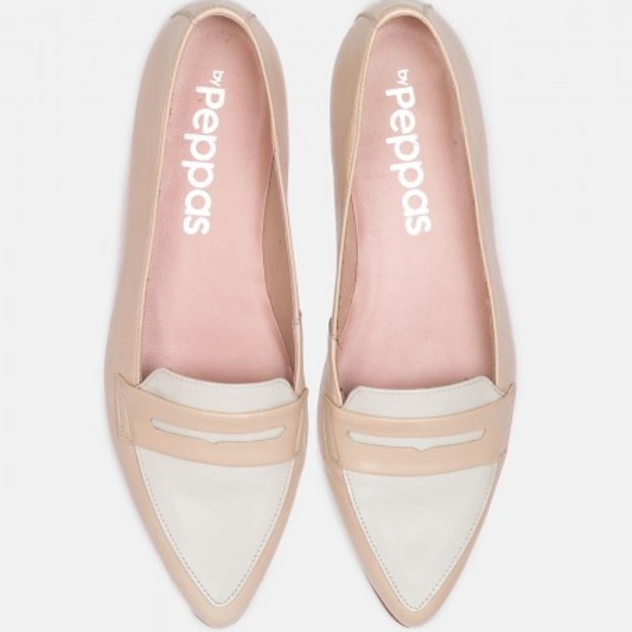 Mocasines de punta triangular en color nude, de By Peppas (40 euros).