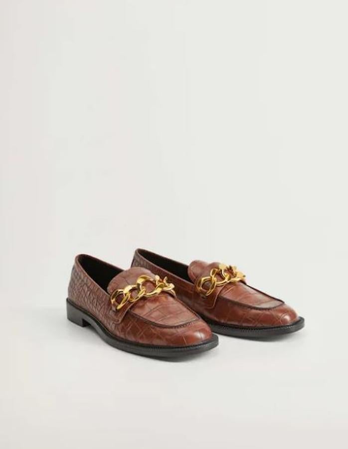 Mocasines marrones de efecto piel de serpiente, de Mango (39,99 euros).
