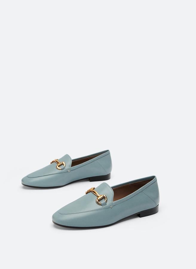 Mocasines azules con hebilla dorada, de Uterqüe (89 euros).