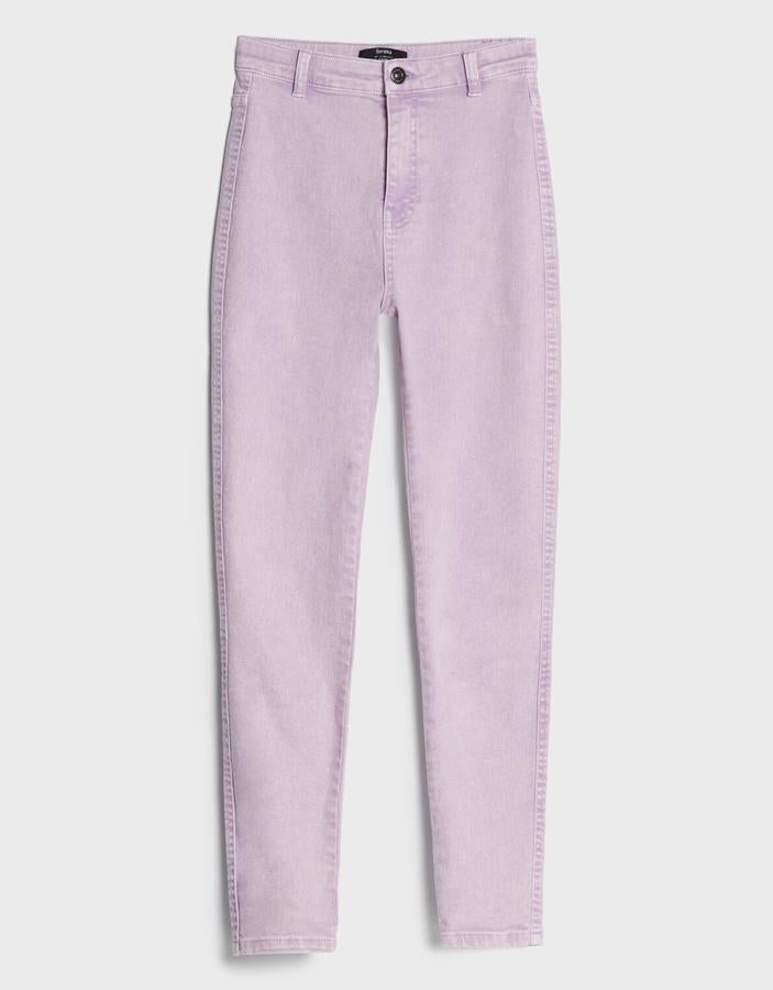 Este pantalón jeggins en color morado, está también disponible en negro, gris claro y gris oscuro. De talle alto, es de Bershka y tiene un precio de 12,99 euros.