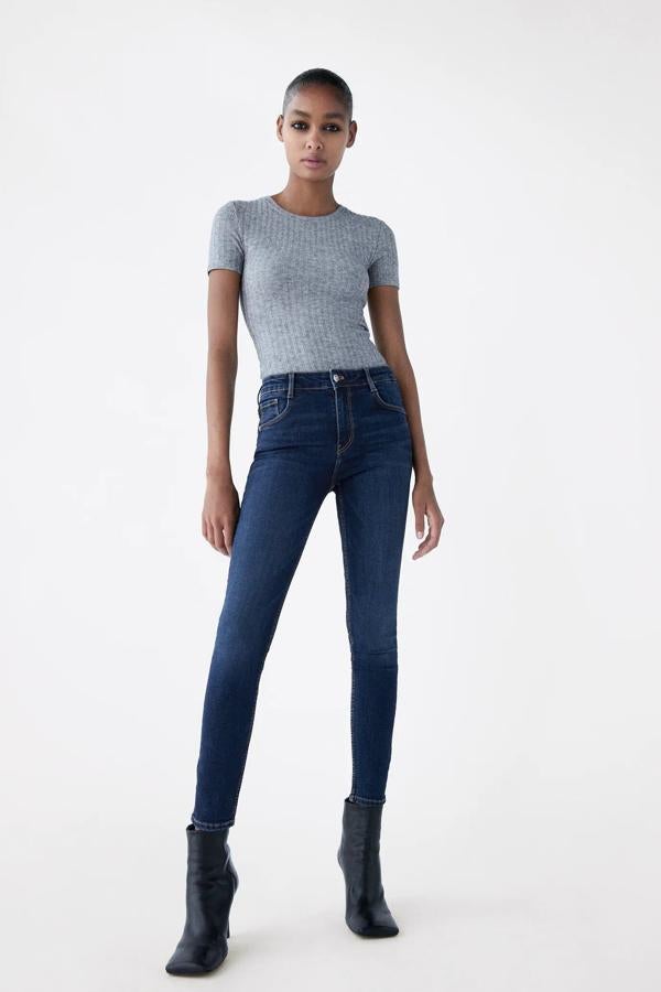 En color azul marino (también está disponible en otros dos colores), estos jeans de tiro medio con tejido elástico moldean la figura y cuentan con cinco bolsillos. Son de Zara y tienen un precio de 19,95 euros.