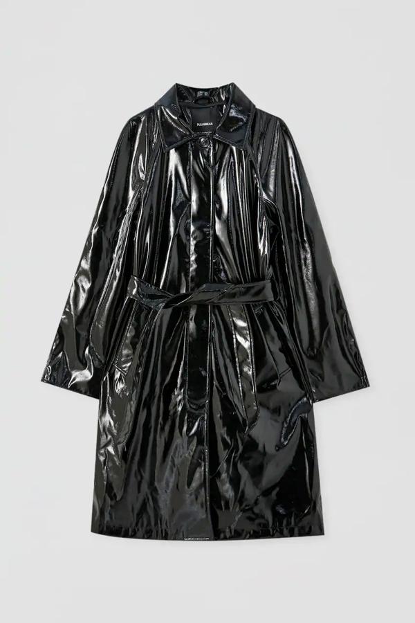 Imposible que no te salga un lookazo con este trench largo de vinilo negro que está recién sacado del horno de la nueva colección de Pull&Bear. Estará disponible solo online entre la XS y la XL. Su cierre frontal es de botones a presión e incorpora cinturón.