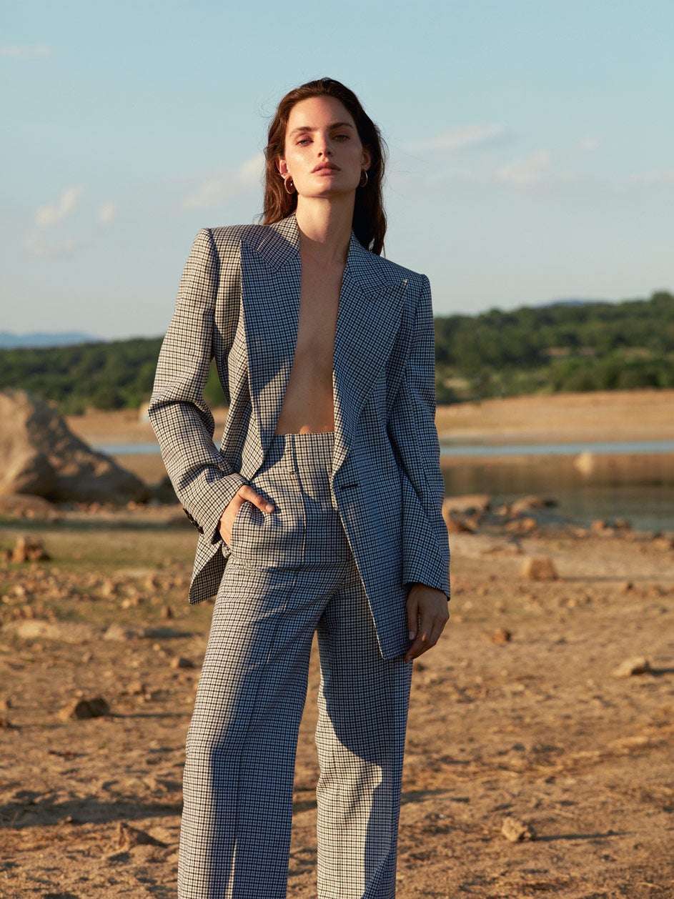 Americana y pantalón, ambos de Givenchy. Los pendientes son de Aristocrazy.