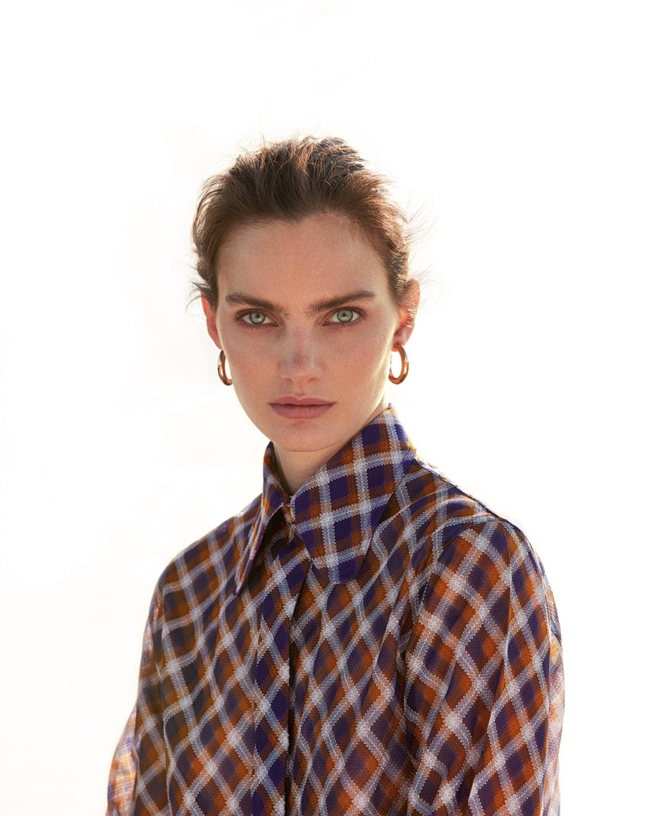 Camisa de Victoria Beckham y pendientes de Aristocrazy.