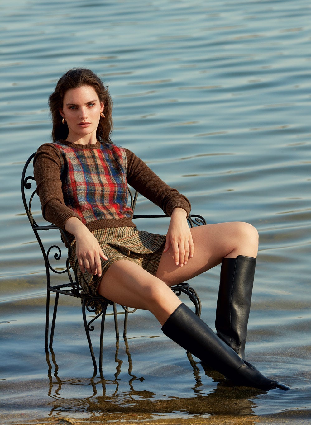 Jersey de Dsquared2,falda-pantalón de Teresa Helbig, botas de Christian Dior y pendientes de Aristocrazy.