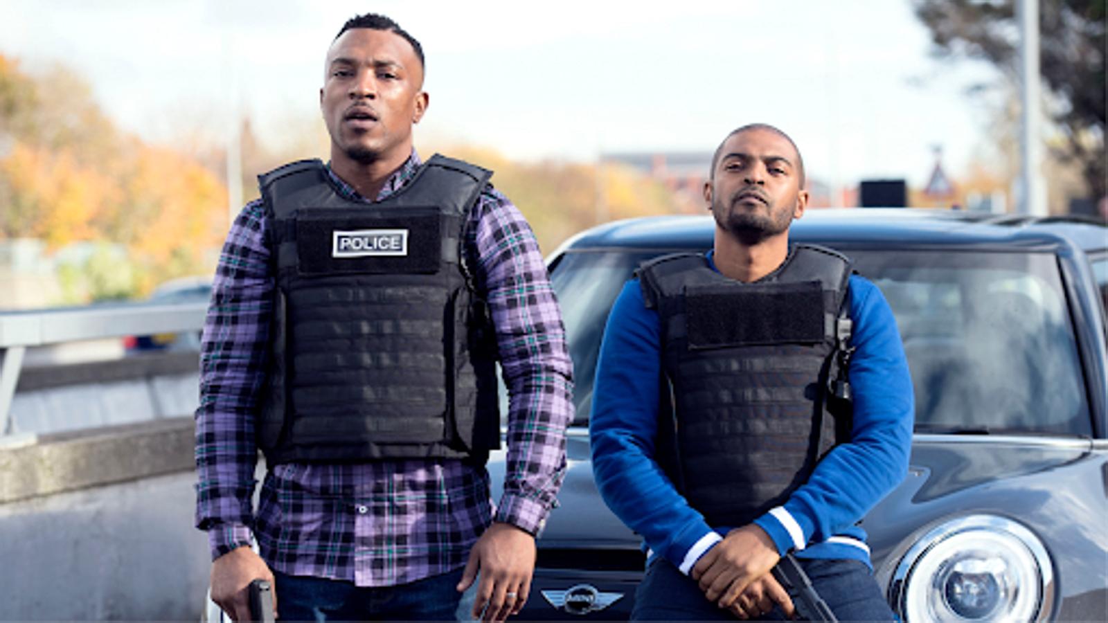 Bulletproof. Temporada 1. AXN. 15 de octubre.Esta producción británica sigue los pasos de dos policías encubiertos que se encargan de perseguir a los grandes criminales del East End londinense, a pesar de sus diferencias, que siempre amenazan con romper su alianza contra el crimen.