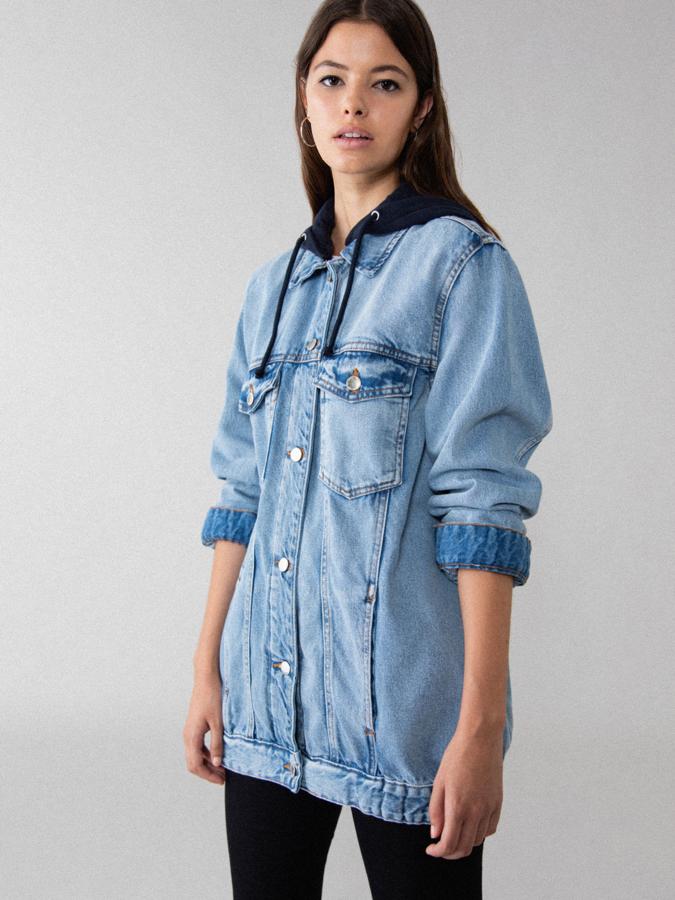 Con capucha de algodón para darle un toque más informal, esta cazadora vaquera de Lefties de corte oversize viene con bolsillos delanteros y cierre de botones metálicos. De efecto lavado, cuesta 25,99 euros y está disponible en las tallas M y L.