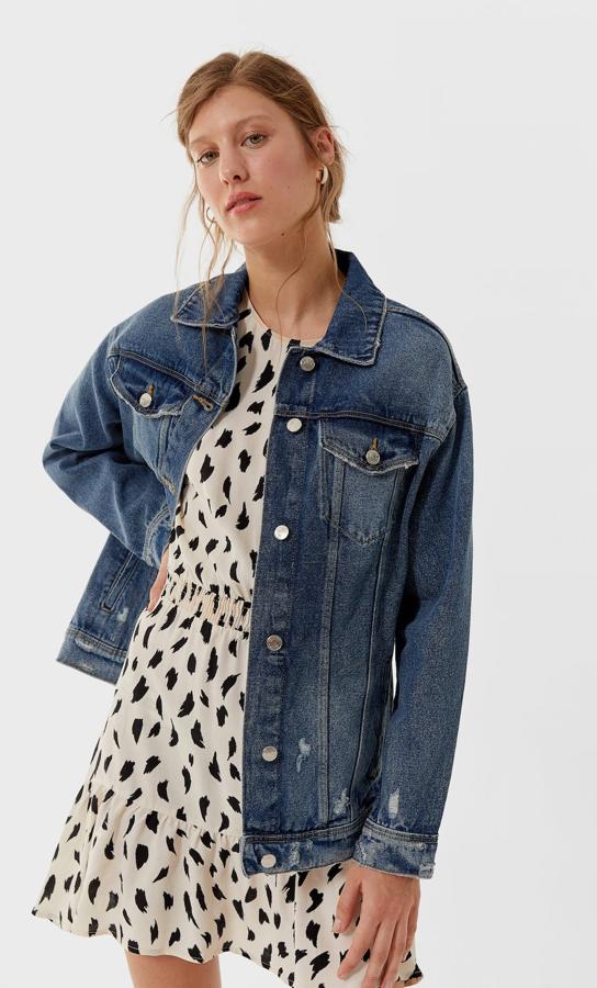 Con fit oversize, mangas largas con puños abotonados y cuello solapa, esta cazadora vaquera en denim medio con acabados desgastados es de Stradivarius. Tiene un precio de 29,99 euros y está disponible entre las tallas XS y XL.