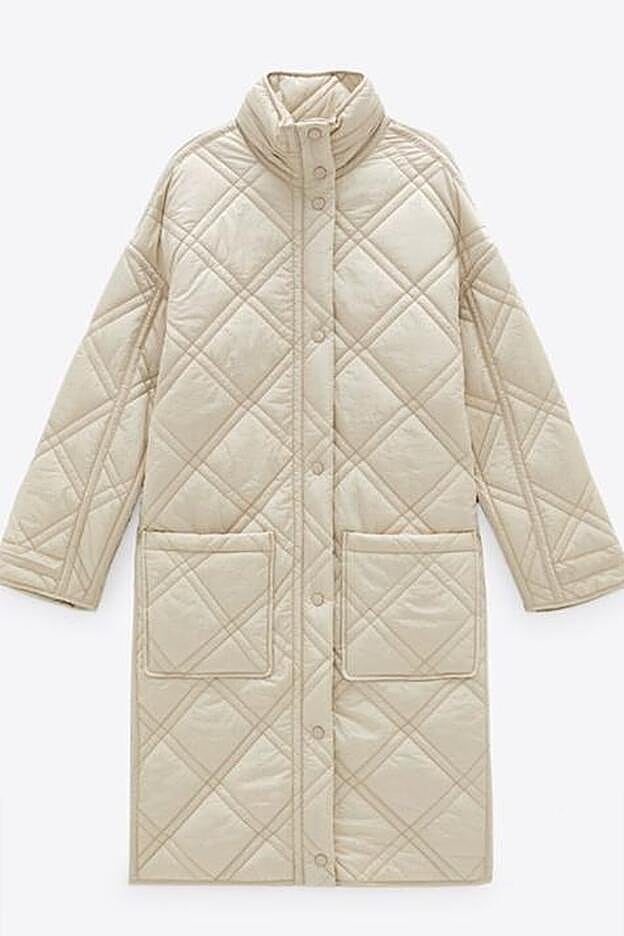 Abrigo acolchado de Zara, en color crudo (69,95 euros).
