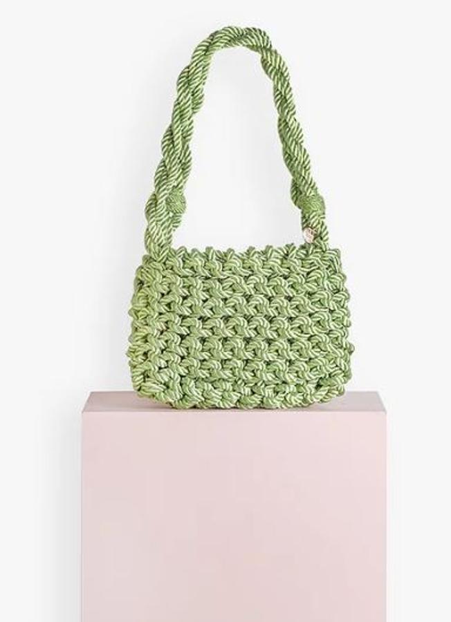 Bolso verde lima fabricado en cordón de seda a mano, de Olvido Madrid (129 euros).