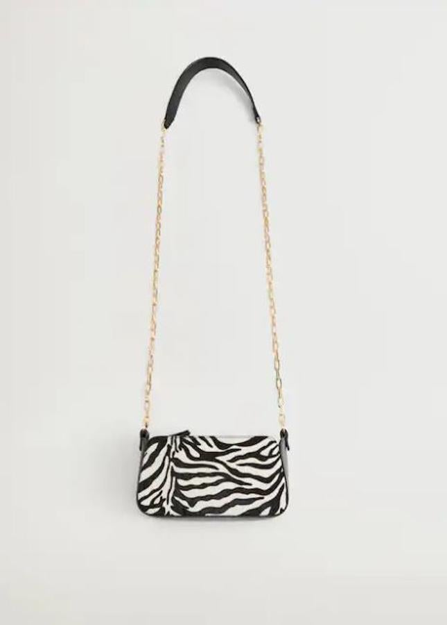 Bolso tipo baguette con estampado de cebra, de Mango (19,99 euros).