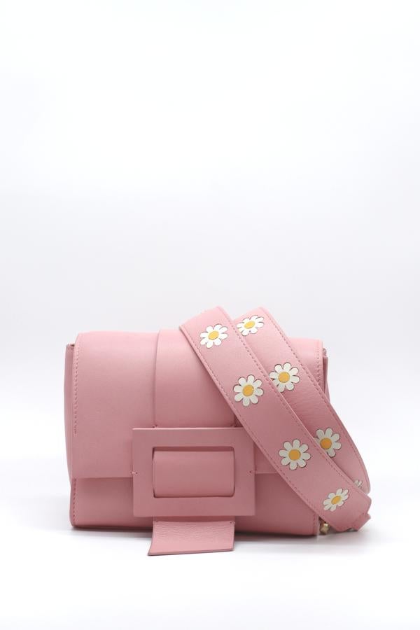 Bolso bandolera en color rosa con hebilla y asa ancha de margaritas, de Utopian Dreamers (350 euros).