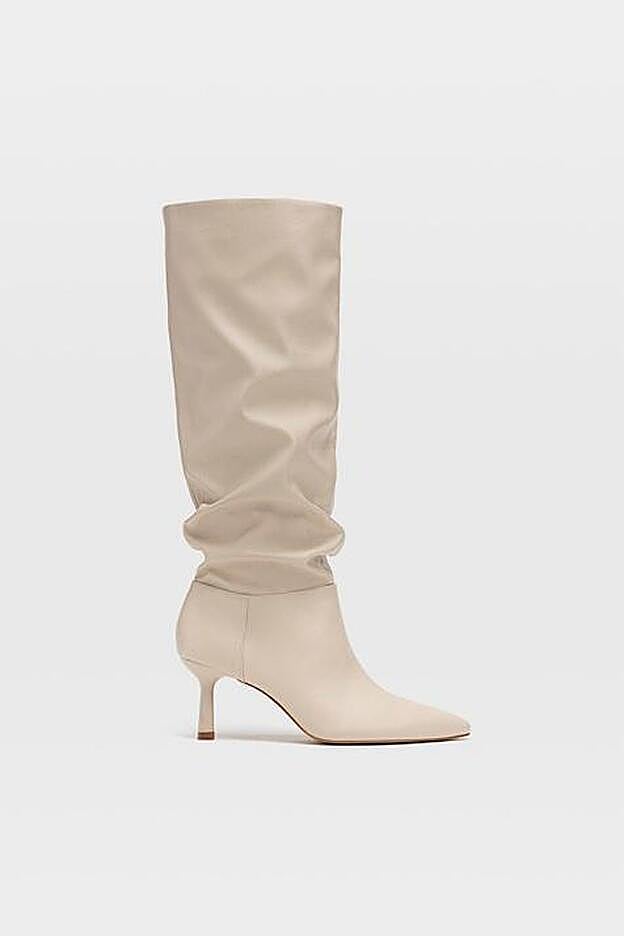 Nuestras botas favoritas de Stardivarius también están disponibles en color crudo (45,99 euros).