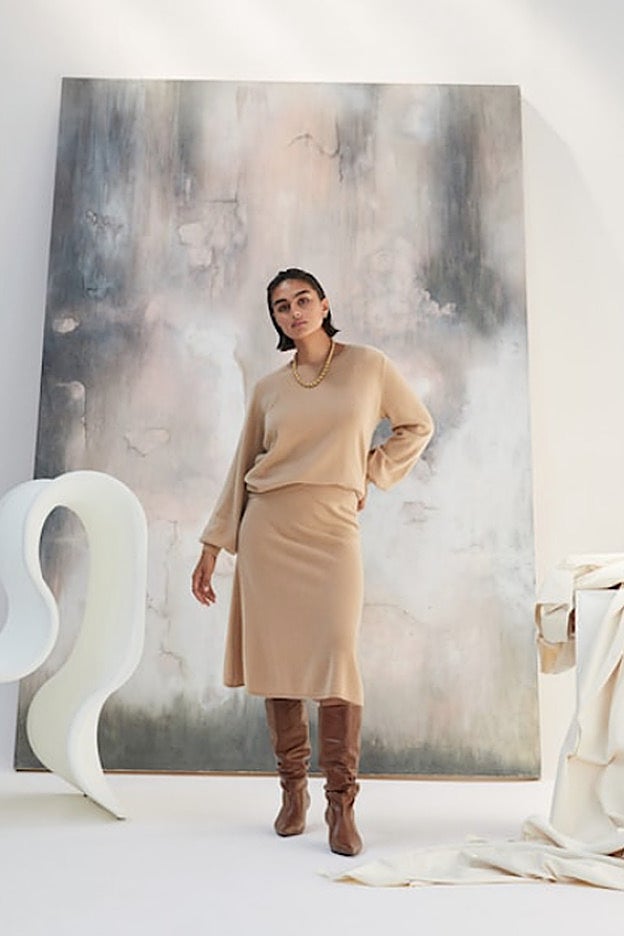 Conjunto de Violeta con falda midi acampanada y jersey a juego.