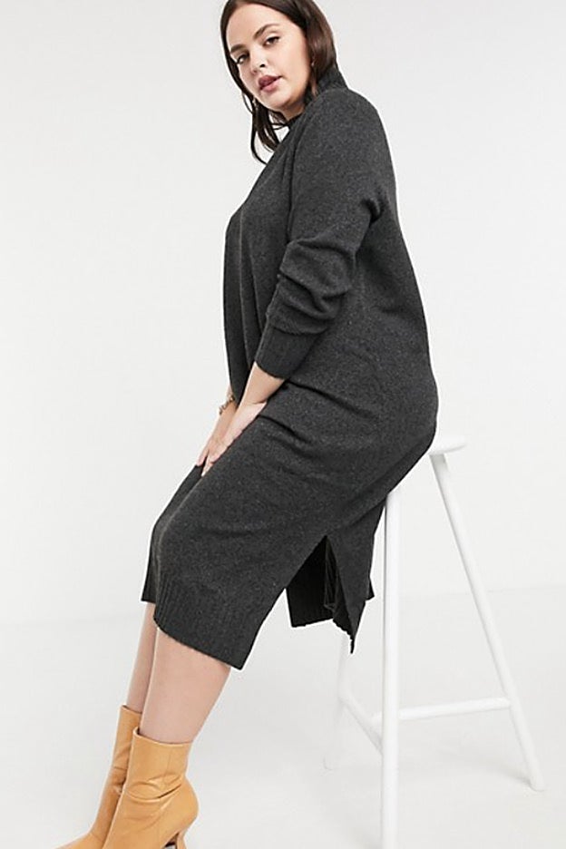 Vestido con el cuello alto y en el color de moda de la temporada: el gris.