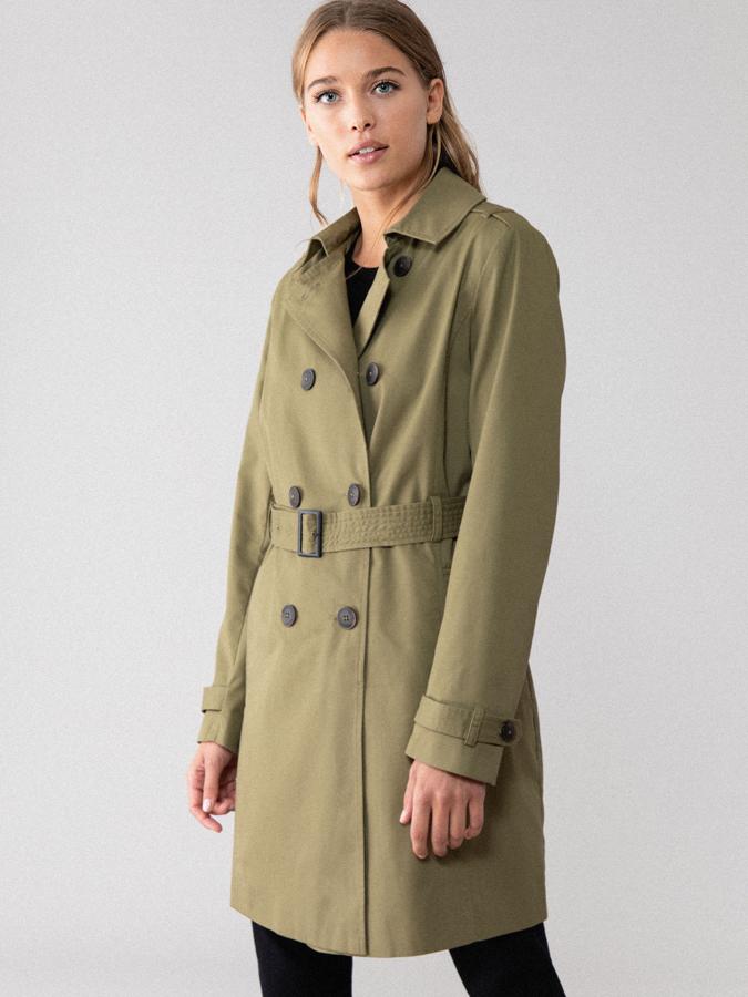 Gabardina clásica en verde caqui, también disponible en beige y negro (19.99 euros en Lefties).
