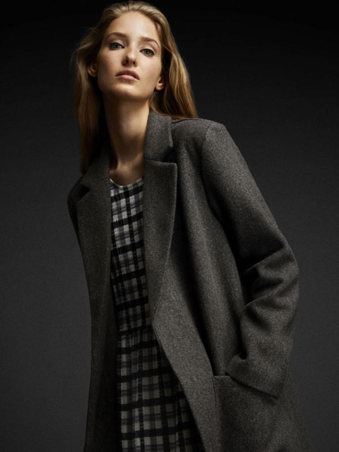 Abrigo de silueta masculina en lana gris marengo (22.99 euros en Lefties).