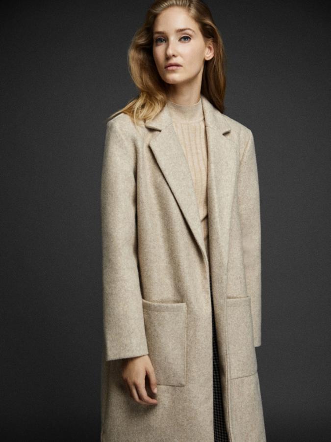 Abrigo de lana de inspiración masculina en color arena, con bolsillos maxi de plastrón (22.99 euros en Lefties).
