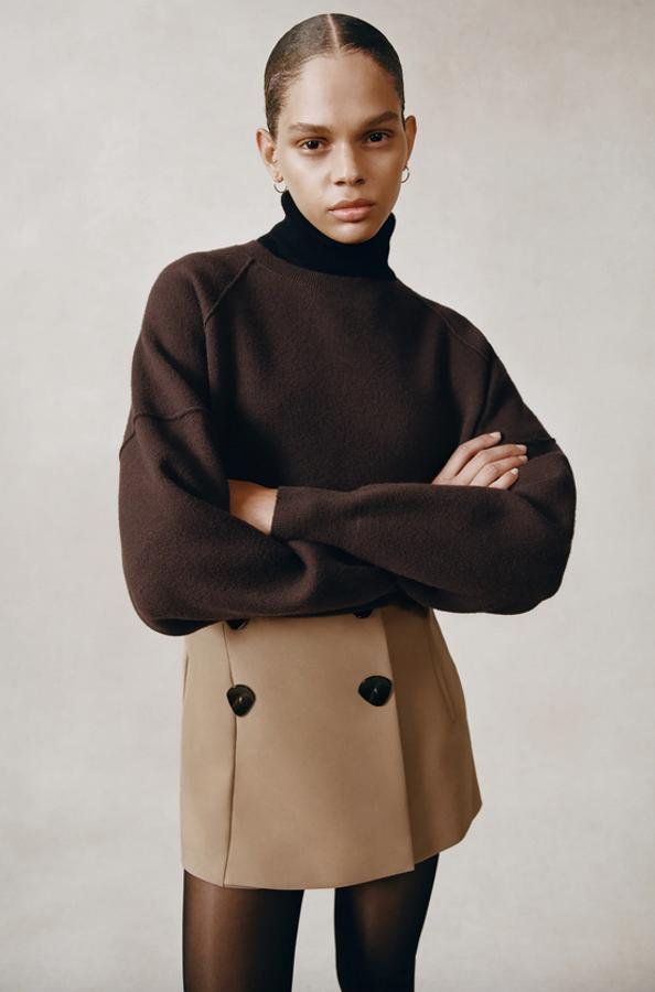 En color tostado, con detalle de falsos botones dobles frontales, esta falda pantalón de Zara viene con falsos bolsillos de vivo en delantero y espalda y cierre lateral con cremallera. Cuesta 25,95 euros y está disponible entre las tallas XS y L.