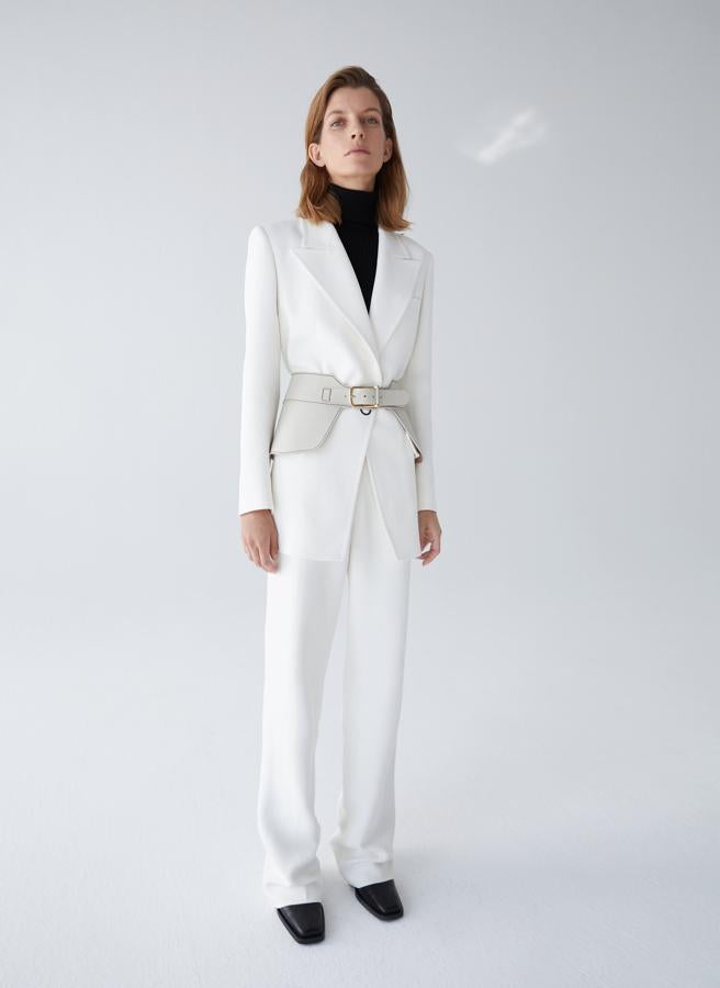 No es una prenda, es un accesorio, pero no nos hemos podido resistir a incluir este cinturón perfecto para entallar nuestra figura, que viene en color crudo, hebilla dorada y costuras vistas en color marrón. Confeccionado en piel de alta calidad, está disponible en las tallas 70 y 80 por 79 euros.