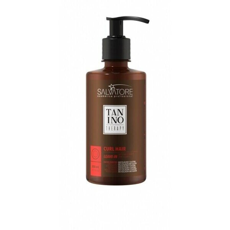 La línea Curl de Tanino Therapy de Salvatore Cosmetics contiene productos necesarios para el cuidado del cabello rizado como este champú con el que se consigue rizos definidos jugosos y sin encrespado a través de su formulación compuesta por bio colágeno, elastina y aceites esenciales que llenan las fisuras de la fibra, formando una película protectora alrededor del cabello que retiene la hidratación y evita la pérdida de humedad y elasticidad.
