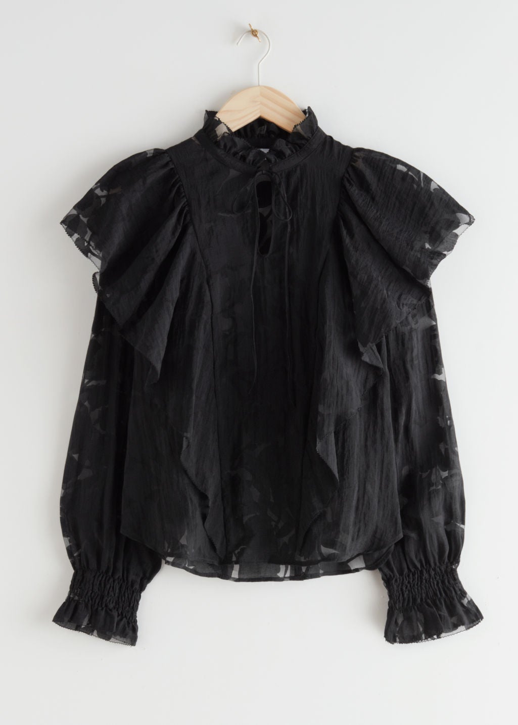 Volvemos al negro con esta blusa romántica de &Other Stories semitransparente y estampado de flores. (79 euros). Ninguna prenda se le resistirá.