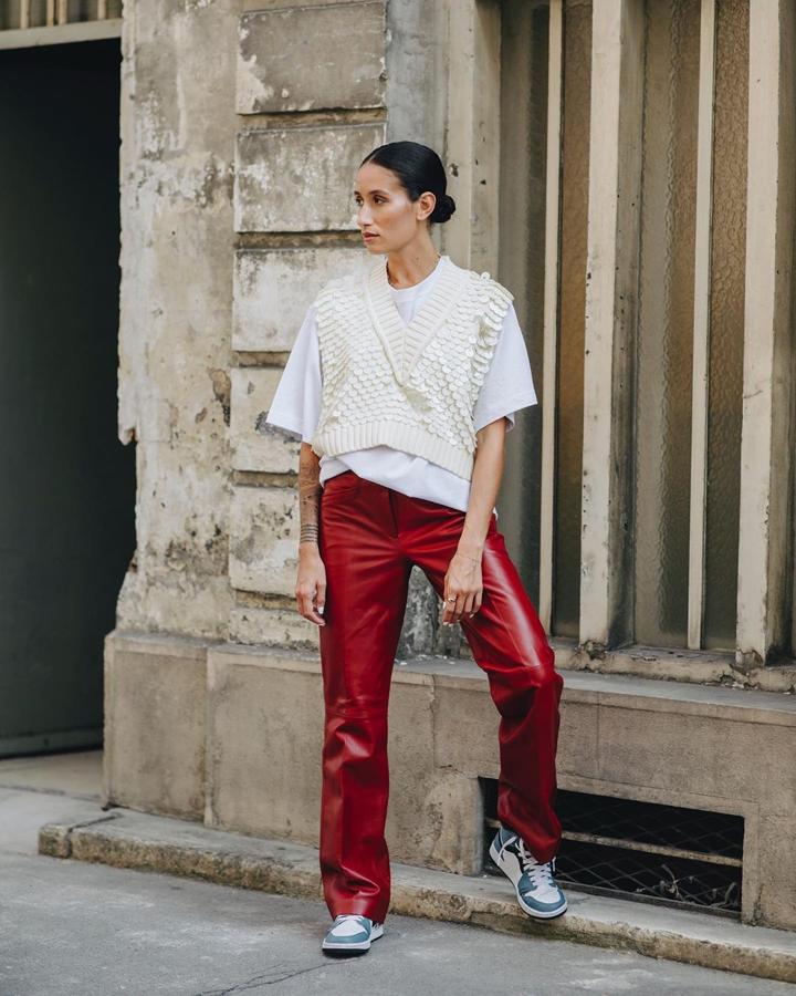 Los pantalones efecto piel son tendencia este año, por lo que se convierten en una opción perfecta para combinar con el chaleco de punto. Alexandra Guerain propone llevar esta combinación con un estilo muy sport y con prendas de H&M.