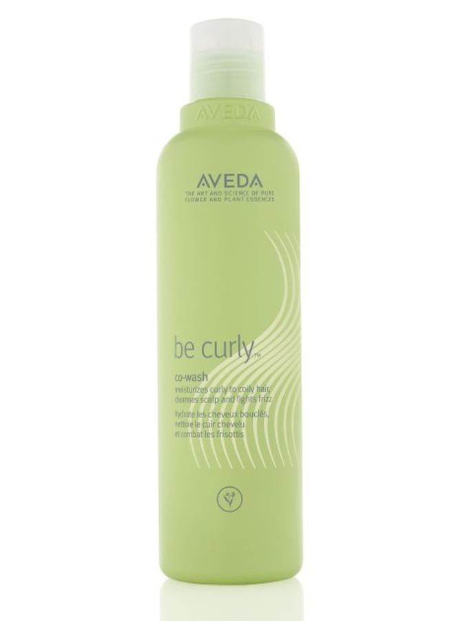 El Champú Be Curly de Aveda (24,50 euros) ha sido formulado para potenciar la ondulación, y el rizo, controlar el encrespamiento y acentuar la luminosidad del pelo rizado. No contiene parabenos ni siliconas y más del 95% de su composición es de origen natural.
