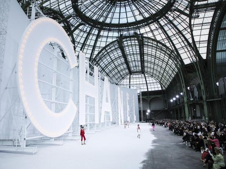 Fotos: El desfile cinematográfico de Chanel que nos ha hecho volver a creer en la elegancia