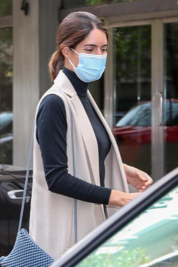 Sofía Palazuelo luce una coleta baja que combina a la perfección con su jersey de cuello cisne y su chaleco de punto beige.