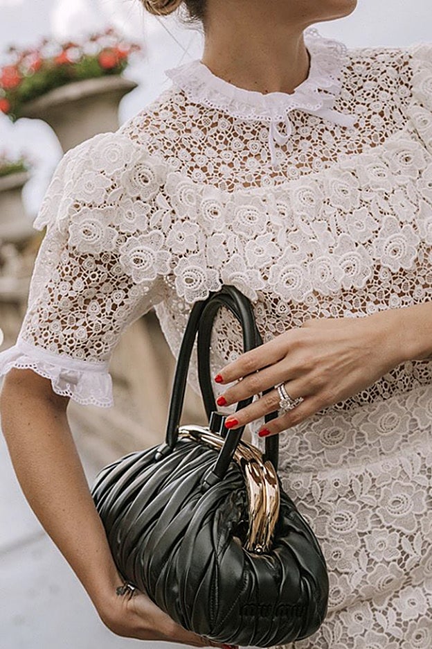 Detalle del vestido de Miu Miu que lleva Alexandra Pereira.