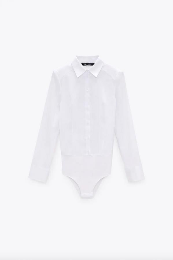 Una de las propuestas más originales la hemos encontrado en Zara con este body con cuello solapa y mangas largas con hombreras en color blanco. Con cierre frontal de botones, tiene un precio de 22,95 euros y está disponible entre las tallas XS y L.