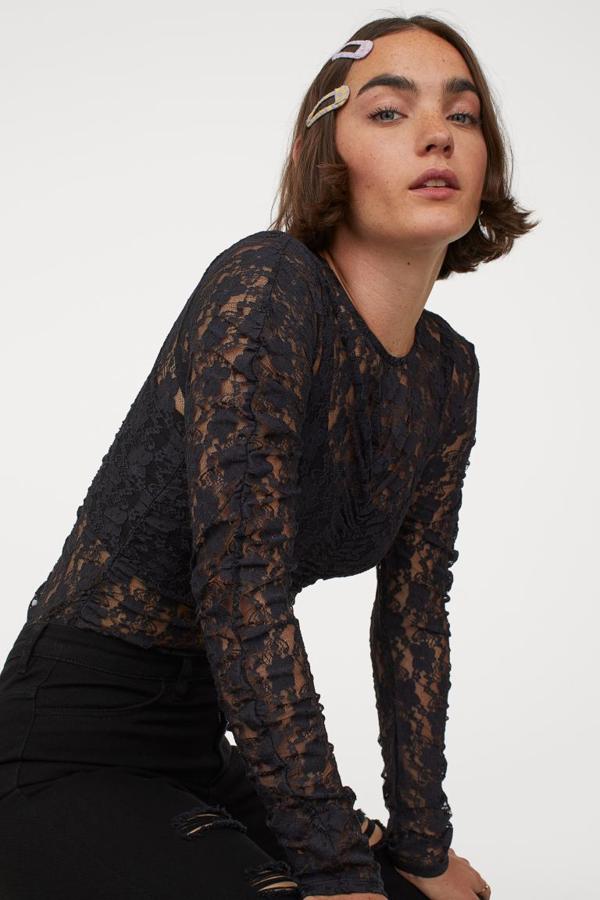 En color negro, con cuello redondo y corte alto detrás, este body de encaje de H&M viene con elástico vertical fino en delantero, espalda, laterales y mangas para un efecto drapeado. Tiene un precio de 19,99 euros y está disponible entre las tallas XS y XL.